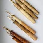 Háček na háčkování s dřevěnou rukojetí